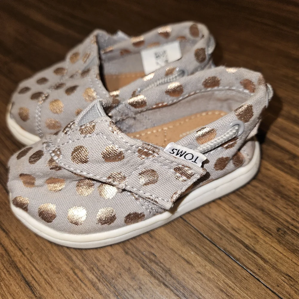 TOMS Baby Walker Shoes in Gray with Metallic Dots T4